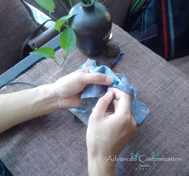 旗袍盘扣制作方法,映形高级定制,济南职业装定做,济南高级定制,济南工装定做